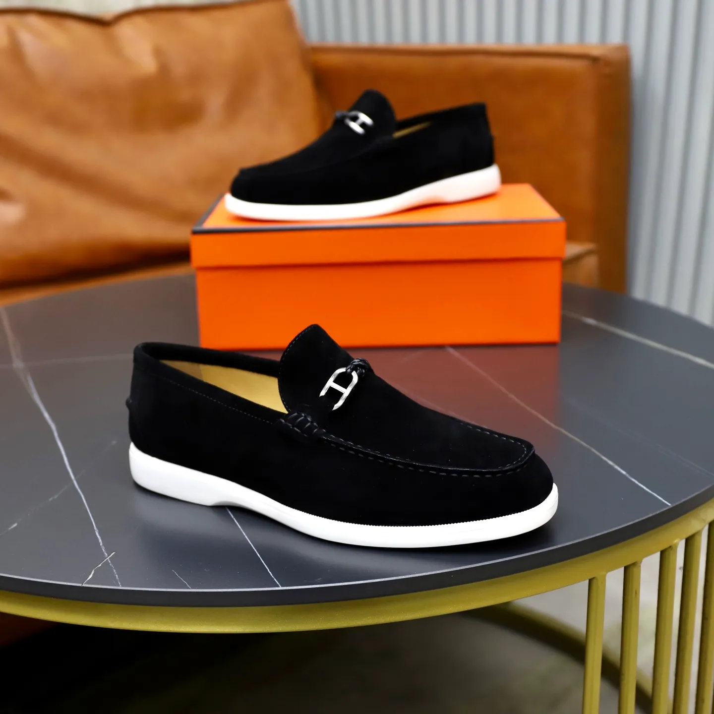 Ex-factory price: 540💰Hermès/Hermès slip-on men's shoes. This shoe is made of imported cow suede leather, with simple and smooth lines, and a 3CM rubber foam ultra-light sole combined with aerodynamic design! Youthful and fashionable, H button decoration, contrasting leather embellishment on the heel, calf lining to gently wrap your feet, with embossed logo cowhide feet, leather rock strips, casual and urban style, highlighting youthful vitality, sports and leisure version, super versatile Size number: 38-39-40-41-42-43-44 Standard leather shoe size (45 can be customized but does not support returns)